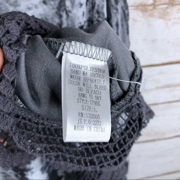 Entro gray crushed velvet crochet keyhole top - Picture 8 of 8